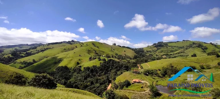 Imagem Invista em Tranquilidade: Terreno com Cachoeira e Vista Incrível!