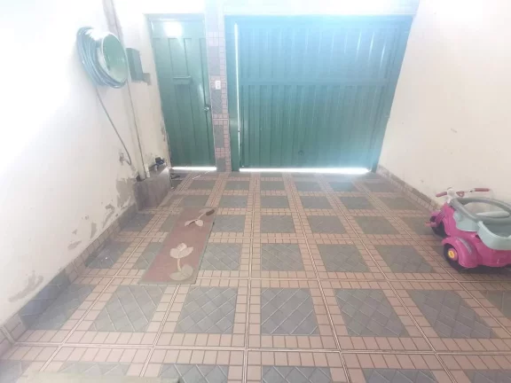 Descubra o conforto e a praticidade de viver no bairro Zilah Spósito, em Belo Horizonte! Esta casa encantadora oferece 200m² de área útil, distribuídos em ambientes amplos e bem iluminados, perfeitos