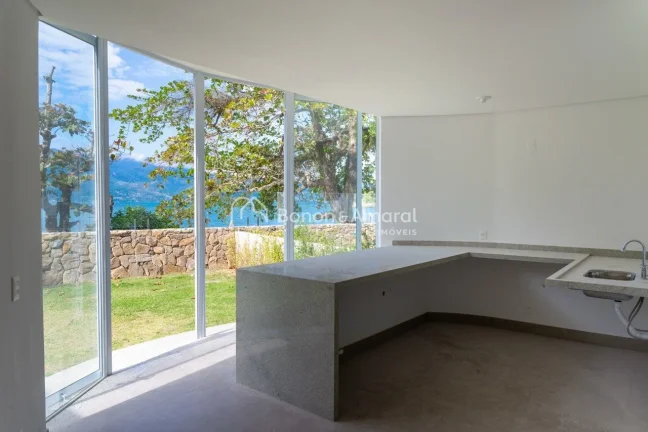 Imagem Casa a venda frente ao mar na Praia das Cigarras em São Sebastião, localizada em condomínio fecha...
