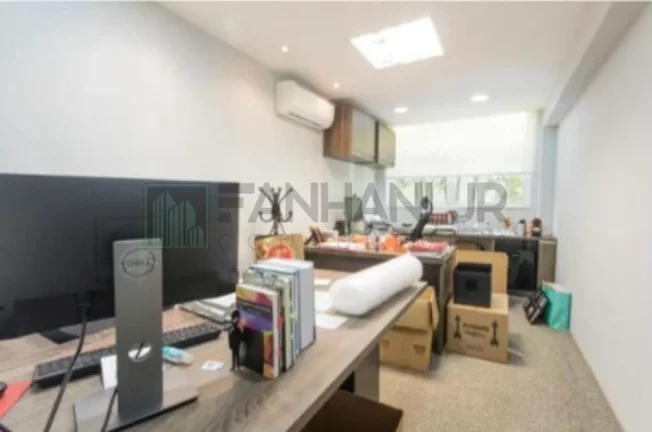 Imagem Venha conhecer este imóvel incrível, totalmente reformado e finamente decorado, com uma localização excepcional! Com 587m² de área construída este e