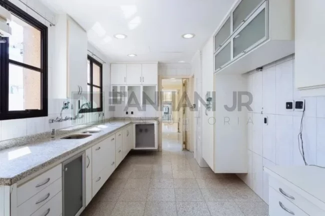 Imagem Com uma área privativa de 315m2, este apartamento luxuoso conta com um espaçoso living para três ambientes, sala de jantar e sala de almoço, além de u