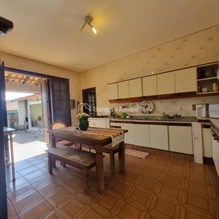 Imagem Encantadora casa em estilo colonial, do tipo sobrado, que une conforto, espaço e charme em cada det...