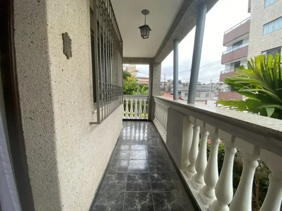 Imagem Espetacular Casa com 5 Dormitórios, Jardim Encantador e Pomar Privativo – Localização Privilegiada!