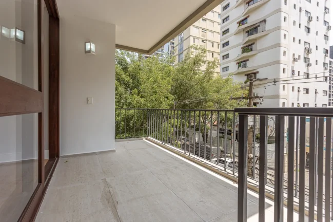 Imagem Apartamento 198M² Reformado, 3Q, 1 Suíte, 2 Banheiros, 2 Vagas, Sala para 2 Ambientes, Varanda, Academia, Playground, Salão de Festas, Área Verde.