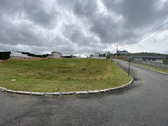 Imagem Lote de esquina 475m2 em Condomínio de Alto Padrão – Segurança e Lazer Completo