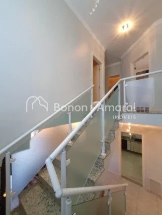 Imagem Em Valinhos, encontra-se esta encantadora casa em um condomínio tranquilo, cercada por área verde ...