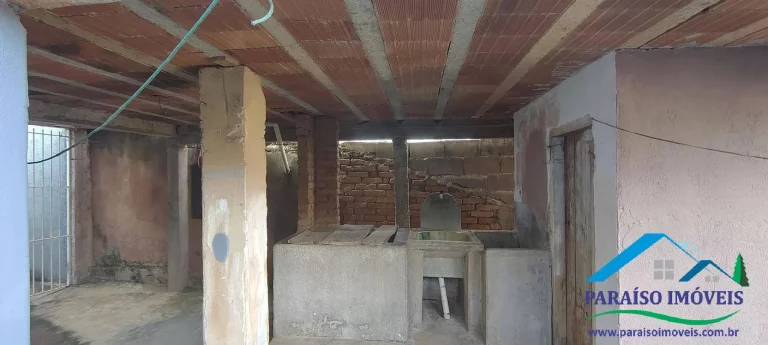 Imagem Casa no Centro com 4 Dormitórios com Amplo Terreno - Paraisópolis MG