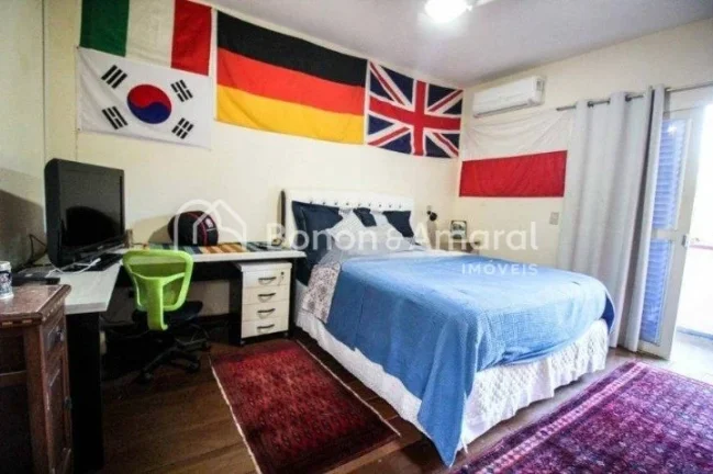 Imagem Lindo sobrado estilo Americano com escritório ao lado do hall de entrada. Alguns degraus para sala ...