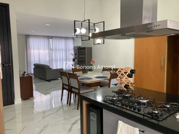 Imagem Linda casa no Condomínio Madre Maria Villac, em Valinhos, com 253m² de construção em um terreno ...