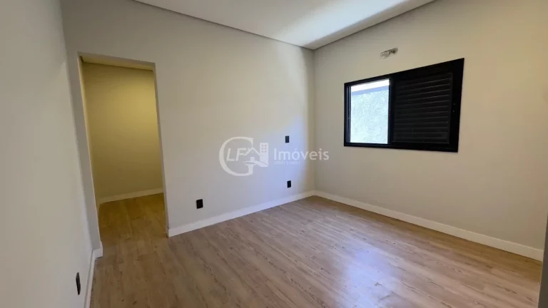 Imagem Casa à venda em Campo Grande-MS, bairro São Francisco: 3 quartos, 1 suíte, 1 sala, 2 banheiros, 2 vagas de garagem, 131,00 m² de área. Venha conferir!