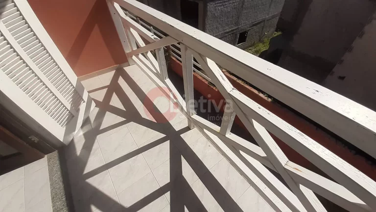 Imagem Casa tríplex a venda em condomínio com 3 quartos no Peró - Cabo frio