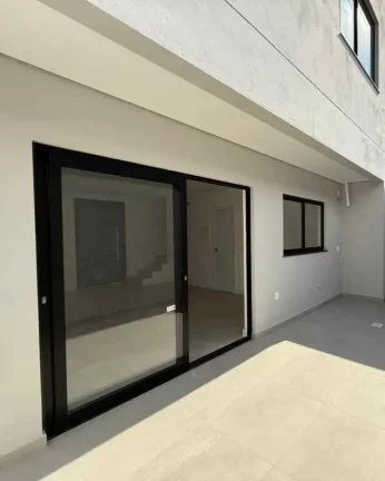 Imagem Geminado com 3 suítes e 2 vagas de garagem no bairro Itacolomi em Balneário Piçarras/SC