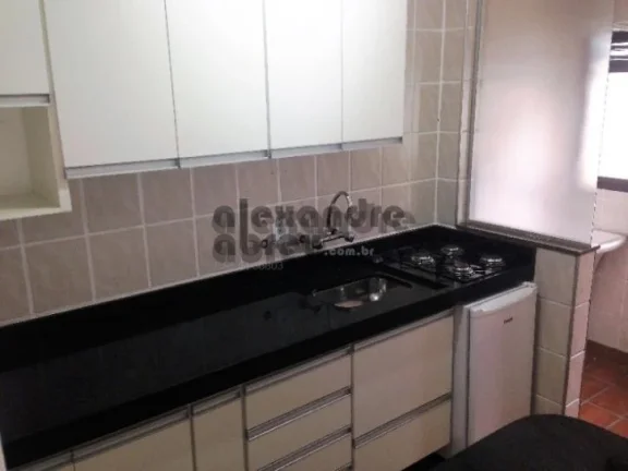 Imagem Apartamento em andar alto com piso em cerâmica branca, varanda na sala de estar e no dormitório, b...