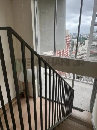 Imagem Venha conhecer essa penthouse totalmente reformada e nunca habitada nos Jardins! Com 2 quartos, sendo 2 suítes, e um total de 3 banheiros, este imóv