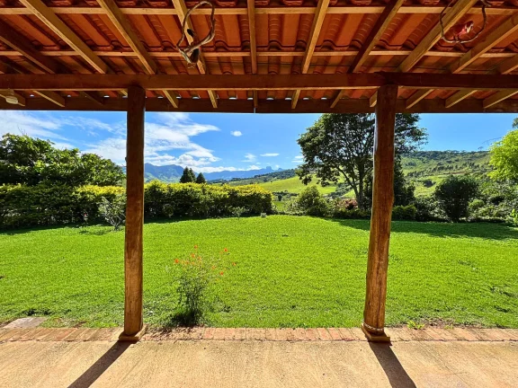 Imagem Refúgio de Charme e Sol: Chácara Plana com Vista Eterna para o Baú em São Bento do Sapucaí