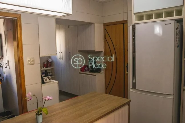 Imagem Excelente apartamento, todo reformado, com 130 m². Living amplo com grandes janelões, sala de jant...