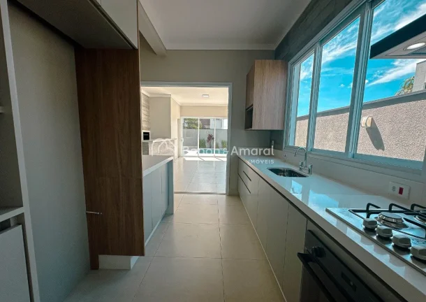 Imagem Maravilhosa casa térrea, acabamento de primeira, com 3 suítes todas com armários e ar condicionad...