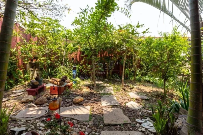 Imagem Casa com 460 metros quadrados de área total e 250 metros quadrados de área construída. Com 4 dorm...