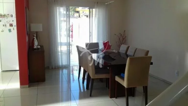 Imagem Casa com ótimo acabamento e decoração.