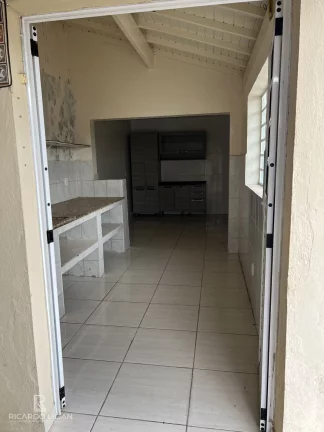 Imagem Casa com um dormitório, sala, cozinha, banheiro, churrasqueira e canil com vários boxes