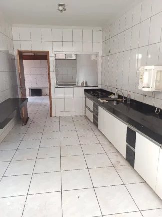 Imagem Casa com 3 dormitórios para alugar, 130 m² por R$ 2.500,00/mês - Setor Central - Itumbiara/GO