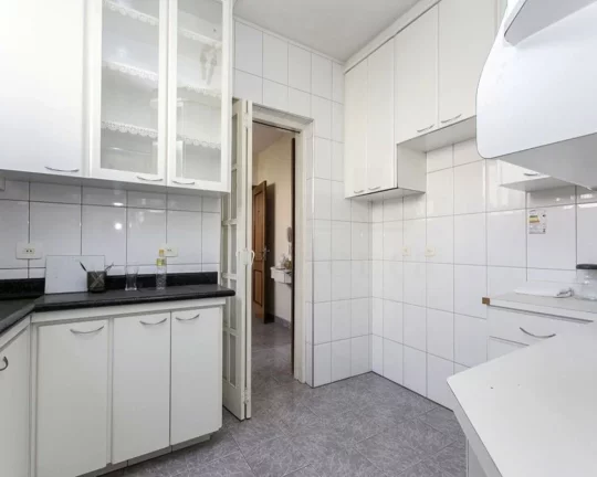 Imagem Apartamento amplo com piso de tacos, living para 02 ambientes, lavabo, 04 dormitórios sendo 01 suí...