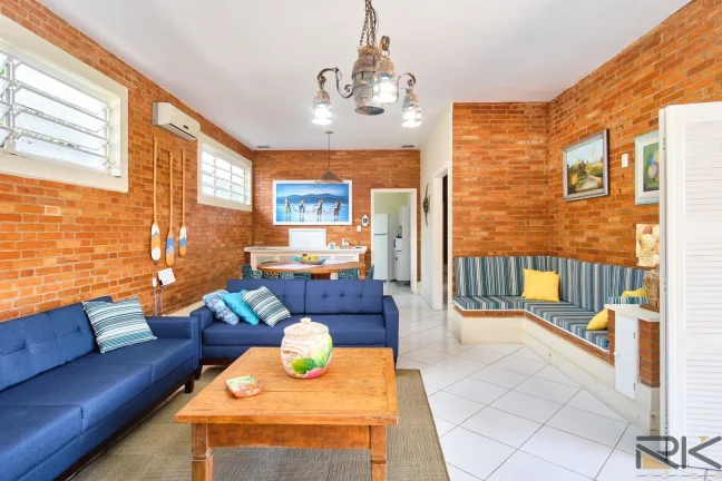 Imagem CASA CENTRO UBATUBA-SP com 3 dormitórios,3 suítes, 1 banheiro social,varanda goumet com churrasqueira,edícula no fundos