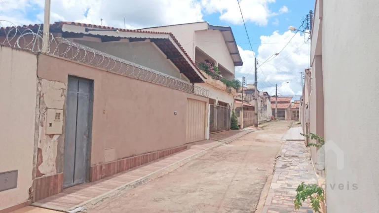 Imagem Casa com 3 dormitórios para alugar, 130 m² por R$ 2.500,00/mês - Setor Central - Itumbiara/GO