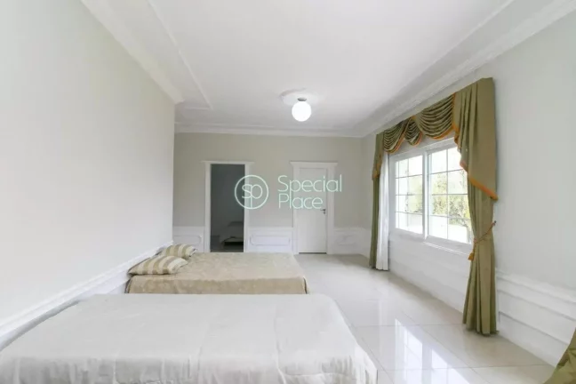 Imagem Um verdadeiro oásis no Morumbi. Localizada na área mais nobre do bairro, essa mansão dispõe de 8...