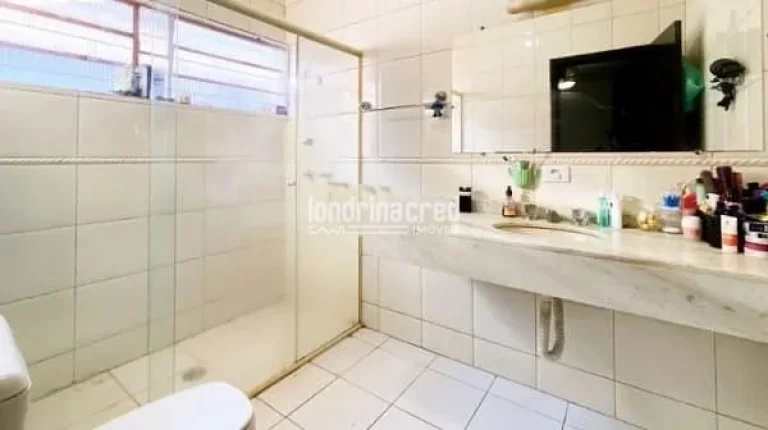 Imagem Casa no Jardim Santa Rosa contendo 03 dormitórios, sendo 01 suíte, WC social, lavabo e cozinha. Fundos com 02 cômodos e WC social