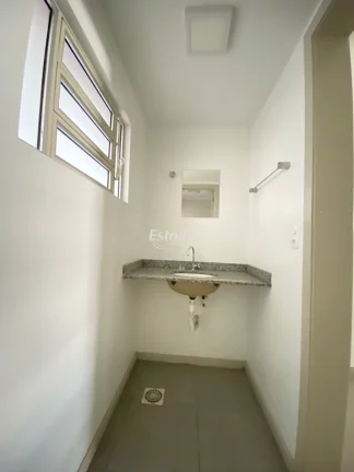 Sala comercial no térreo com localização central. Ótima oportunidade de investim