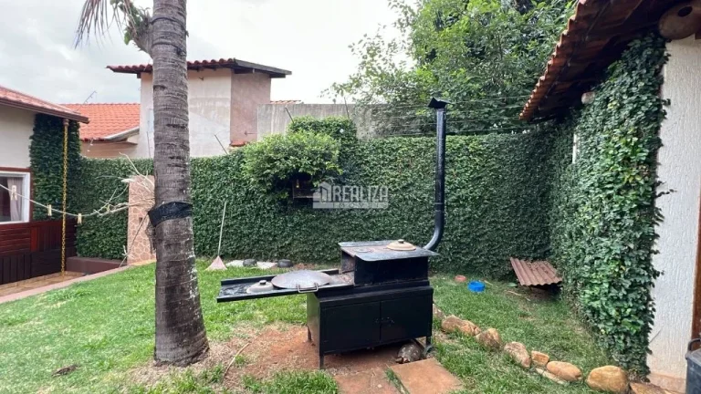 Imagem Casa à venda no Fabrício, Uberaba: 3 dormitórios, churrasqueira e móveis planejados.