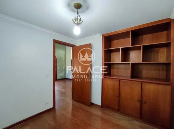 Imagem Excelente casa de esquina localizada na região mais nobre de Piracicaba.
 Mede 499m² de terreno e ...
