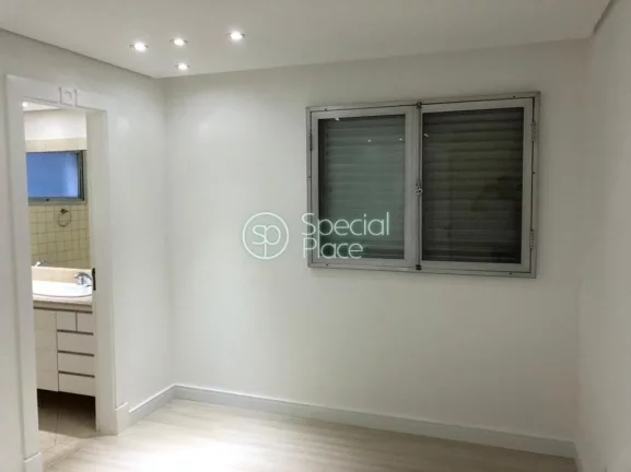 Imagem Apartamento charmoso, muito claro e arejado. Sala espaçosa com terraço e lareira; escritório e sa...