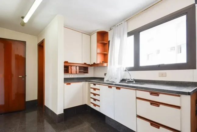 Imagem Apartamento 274M², 4Q, 1 Suíte, 4 Banheiros, 3 Vagas, Varanda, Piscina, Salão de Festas, Playground, Quadra, Hidro, Despensa.