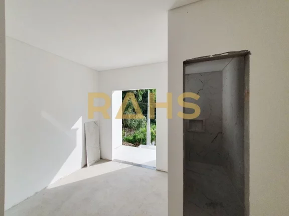 Imagem Encante-se com essa oportunidade única! Espaçosa vaga para 2 carros, 5m de abertura e 13m de fundo...