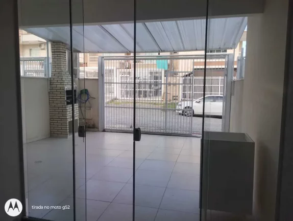 Imagem Geminado próximo ao mar com 3 dormitórios e 2 vagas de garagem em Balneário Piçarras