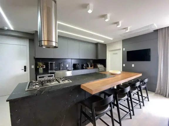 Imagem Apartamento mobiliado com 5 dormitórios sendo 4 suítes e 3 vagas de garagem em Balneário Camboriú