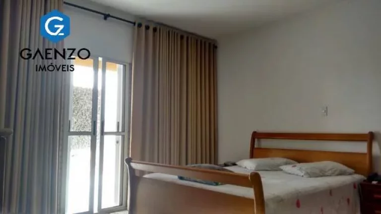 Imagem Sobrado a venda, 3 dormitórios (2 suítes), 4 vagas, Jd das Flores