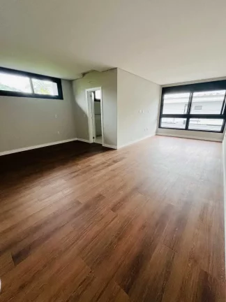 Imagem Casa alto padrão com 3 suítes sendo 1 master e 5 vagas - América | Joinville/SC
