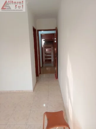 Imagem Casa à venda em Praia Grande-SP, bairro Maracanã: 2 quartos, 1 suíte, sala, 2 banheiros, 1 vaga e 75m² de área. Imperdível!