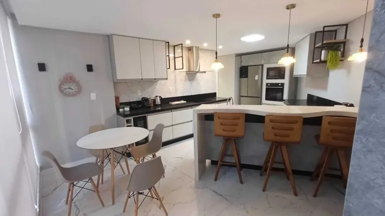 Imagem Apartamento com 3 dormitórios sendo 3 suítes e 2 vagas de garagem em Balneário Camboriú/SC