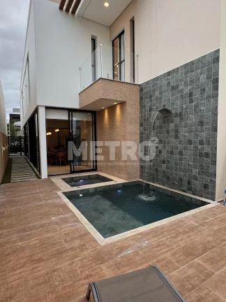 Imagem Casa com 4 quartos, sendo todos suítes, 01 com closet, piscina no Alphaville