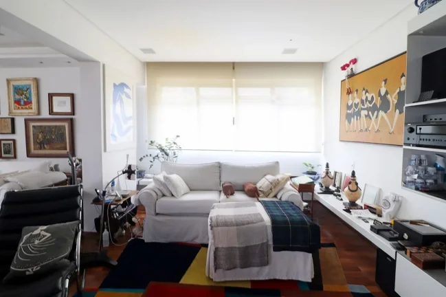 Imagem Apartamento 236 M², 1 por andar, hall fechado, 2Q, 2 Suítes, 3 banheiros, 2 vagas, ar split, lareira, próximo ao metrô, janela antirruído.