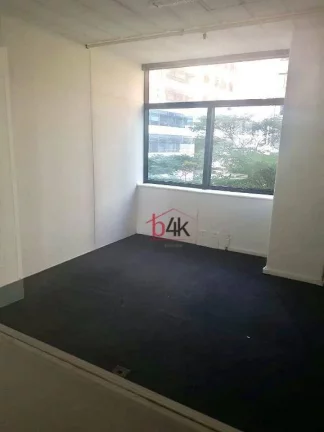 Imagem Sala comercial à venda na Berrini com 98m² de área, copa, banheiro e 2 vagas de garagem.