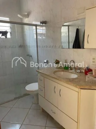 Imagem .Casa conta com sala de estar; sala de jantar com cozinha integrada; despensa; área de serviço; um...