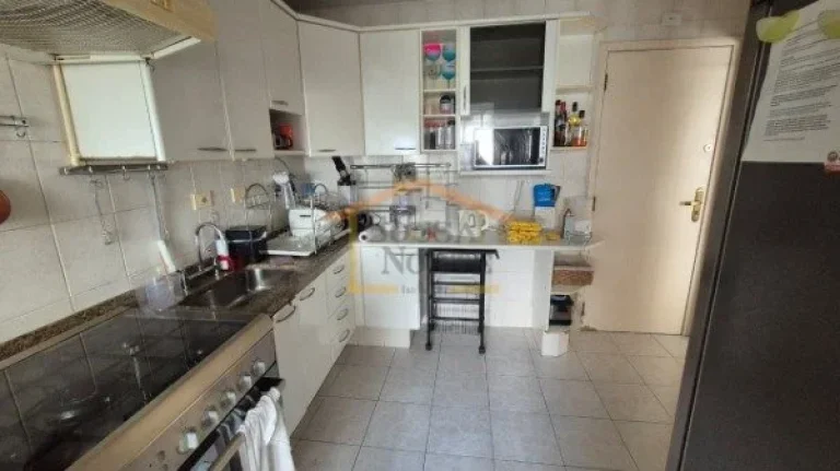 Imagem Apartamento mobiliado com 2 dormitórios, 2 banheiros e 1 vaga de garagem. Possui sala de estar e ja...