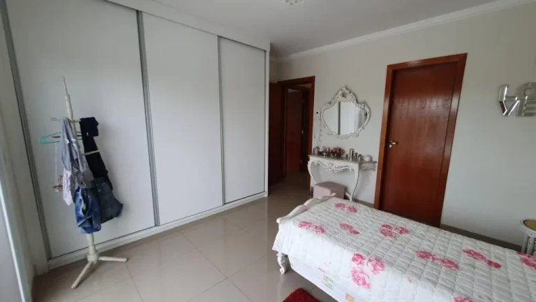 Imagem Sobrado em condomínio fechado com 404m² de terreno e 480m² de área útil contendo. No primeiro p...