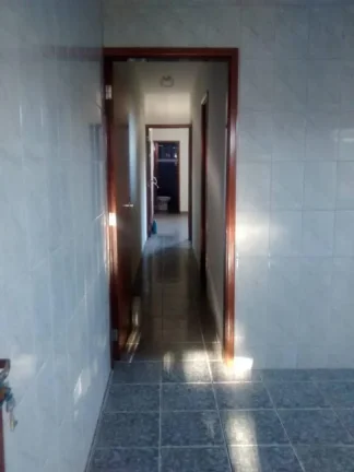 Imagem A casa tem uma garagem para dois carros, sendo um portão automático e o outro comum. Tem sala, coz...