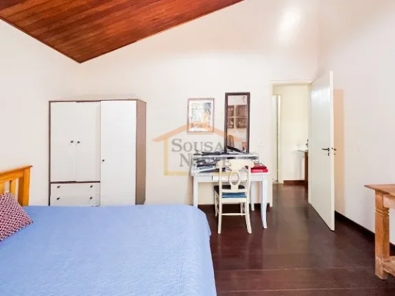 Imagem Casa com 330m² de área construída e terreno de 1.050m². Possui 4 dormitórios, sendo 2 suítes, ...